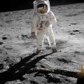 من هو أول من فتح القمر؟  الاتحاد السوفييتي أم الولايات المتحدة الأمريكية؟