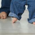 एक बच्चा कब अपने पैरों पर खड़ा होना शुरू करता है?