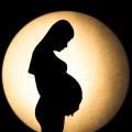شكل البطن أثناء الحمل مع صبي وفتاة