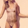 Kupaći kostim s golim dlakavim prsima proglasio je novi trend u modi za plažu