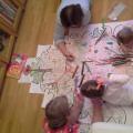रंग पेज से बच्चे क्रिसमस ट्री सजाते हैं