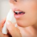 입술 필링 : 균열과 염증을 피하기 위해해야 ​​​​할 일과 치료 방법