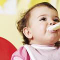 यदि बच्चे को बोतल से दूध पिलाया जाता है तो उसे पहला पूरक आहार देना शुरू करें