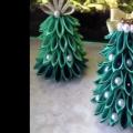 أشجار عيد الميلاد غير عادية بأيديهم للعام الجديد