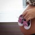 هل من الممكن أن ترتدي النساء الحوامل الكعب العالي - مميزات الأحذية للأمهات الحوامل