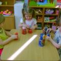 Занимания с гнездови кукли за най-малките Сензорна игра „Свържи чаша с чинийка“